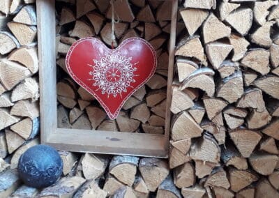 Herz zwischen Holzscheite